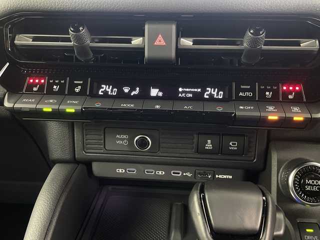 トヨタ ランドクルーザー ２５０ VX 埼玉県 2024(令6)年 0.7万km プラチナホワイトパールマイカ サンルーフ/純正ディスプレイオーディオ/(Bluetooth/USB/HDMI/AM/FM)/地デジフルセグ/全方位カメラ/ETC2.0/アダプティブクルーズコントロール/車線逸脱警報/ブラインドスポットモニター/衝突軽減ブレーキ/クリアランスソナー/オートマチックハイビーム/パワーバックドア/ドライブモードセレクト/電子パーキングシステム/ブレーキホールド/ヘッドライトウォッシャー/置くだけ充電/デジタルインナーミラー/運転席・助手席シートヒーター・ベンチレーション/ルーフレール/プッシュスタート/ステアリングリモコン/フロント・リヤフォグランプ/ウィンカーミラー/電動格納ミラー/社外フロアマット/純正ドアバイザー/純正18インチアルミホイール