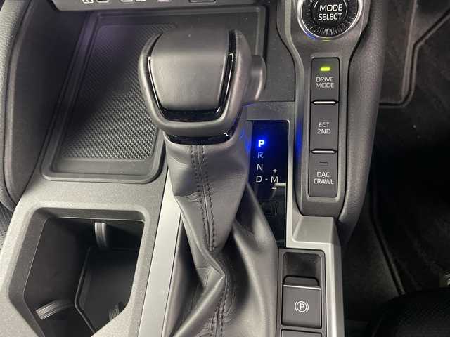 トヨタ ランドクルーザー ２５０ VX 埼玉県 2024(令6)年 0.7万km プラチナホワイトパールマイカ サンルーフ/純正ディスプレイオーディオ/(Bluetooth/USB/HDMI/AM/FM)/地デジフルセグ/全方位カメラ/ETC2.0/アダプティブクルーズコントロール/車線逸脱警報/ブラインドスポットモニター/衝突軽減ブレーキ/クリアランスソナー/オートマチックハイビーム/パワーバックドア/ドライブモードセレクト/電子パーキングシステム/ブレーキホールド/ヘッドライトウォッシャー/置くだけ充電/デジタルインナーミラー/運転席・助手席シートヒーター・ベンチレーション/ルーフレール/プッシュスタート/ステアリングリモコン/フロント・リヤフォグランプ/ウィンカーミラー/電動格納ミラー/社外フロアマット/純正ドアバイザー/純正18インチアルミホイール