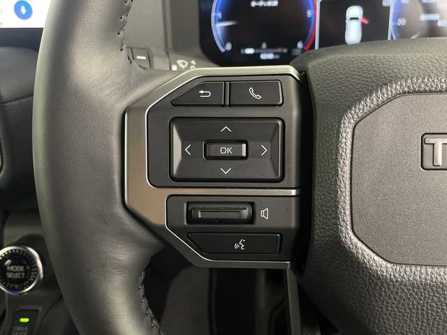 トヨタ ランドクルーザー ２５０ VX 埼玉県 2024(令6)年 0.7万km プラチナホワイトパールマイカ サンルーフ/純正ディスプレイオーディオ/(Bluetooth/USB/HDMI/AM/FM)/地デジフルセグ/全方位カメラ/ETC2.0/アダプティブクルーズコントロール/車線逸脱警報/ブラインドスポットモニター/衝突軽減ブレーキ/クリアランスソナー/オートマチックハイビーム/パワーバックドア/ドライブモードセレクト/電子パーキングシステム/ブレーキホールド/ヘッドライトウォッシャー/置くだけ充電/デジタルインナーミラー/運転席・助手席シートヒーター・ベンチレーション/ルーフレール/プッシュスタート/ステアリングリモコン/フロント・リヤフォグランプ/ウィンカーミラー/電動格納ミラー/社外フロアマット/純正ドアバイザー/純正18インチアルミホイール