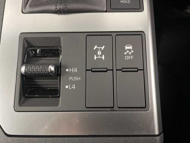 トヨタ ランドクルーザー ２５０ VX 埼玉県 2024(令6)年 0.7万km プラチナホワイトパールマイカ サンルーフ/純正ディスプレイオーディオ/(Bluetooth/USB/HDMI/AM/FM)/地デジフルセグ/全方位カメラ/ETC2.0/アダプティブクルーズコントロール/車線逸脱警報/ブラインドスポットモニター/衝突軽減ブレーキ/クリアランスソナー/オートマチックハイビーム/パワーバックドア/ドライブモードセレクト/電子パーキングシステム/ブレーキホールド/ヘッドライトウォッシャー/置くだけ充電/デジタルインナーミラー/運転席・助手席シートヒーター・ベンチレーション/ルーフレール/プッシュスタート/ステアリングリモコン/フロント・リヤフォグランプ/ウィンカーミラー/電動格納ミラー/社外フロアマット/純正ドアバイザー/純正18インチアルミホイール