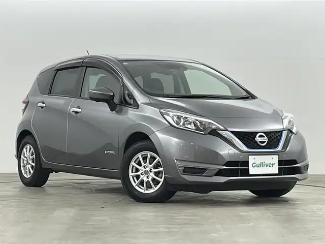 日産 ノート e－パワー X 福島県 2019(令1)年 2.7万km ダークメタルグレー 安全装備/・エマージェンシーブレーキ/・車線逸脱警報/・ハイビームアシスト/・インテリジェントルームミラー/・アラウンドビューモニター/・前後コーナーセンサー/・横滑り防止装置/純正７インチSDナビ/・フルセグTV/・CD/DVD/・Bluetooth/・SD/・AM/FM/・ステアリングスイッチ/前後ドライブレコーダー/ETC/ハロゲンヘッドライト/・オートライト/・ヘッドライトレベライザー/社外１４インチアルミホイール/純正フロアマット/アイドリングストップ/スマートキー/スペアキー１本/プッシュスタート/純正ドアバイザー/電動格納ミラー/ウインカーミラー