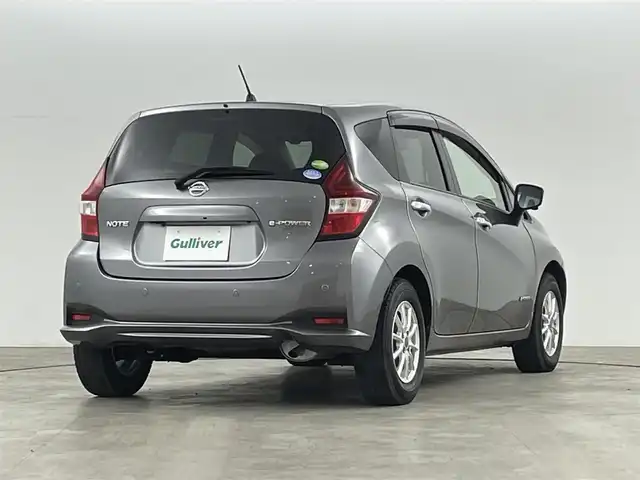 日産 ノート e－パワー X 福島県 2019(令1)年 2.7万km ダークメタルグレー 安全装備/・エマージェンシーブレーキ/・車線逸脱警報/・ハイビームアシスト/・インテリジェントルームミラー/・アラウンドビューモニター/・前後コーナーセンサー/・横滑り防止装置/純正７インチSDナビ/・フルセグTV/・CD/DVD/・Bluetooth/・SD/・AM/FM/・ステアリングスイッチ/前後ドライブレコーダー/ETC/ハロゲンヘッドライト/・オートライト/・ヘッドライトレベライザー/社外１４インチアルミホイール/純正フロアマット/アイドリングストップ/スマートキー/スペアキー１本/プッシュスタート/純正ドアバイザー/電動格納ミラー/ウインカーミラー