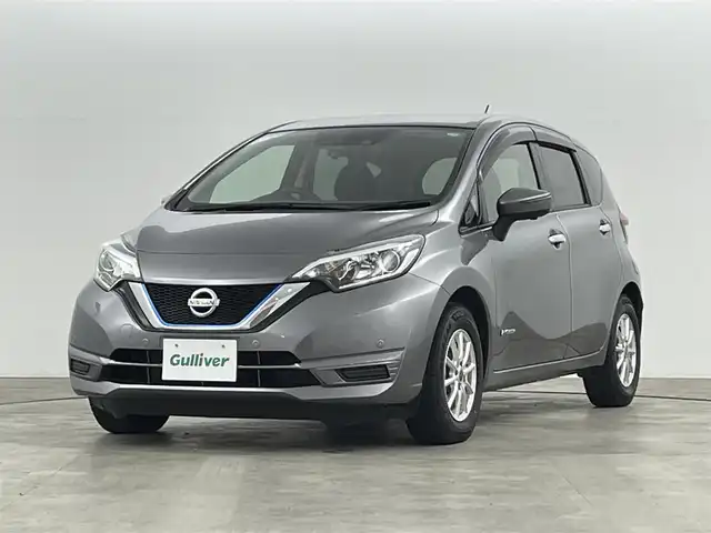 日産 ノート e－パワー X 福島県 2019(令1)年 2.7万km ダークメタルグレー 安全装備/・エマージェンシーブレーキ/・車線逸脱警報/・ハイビームアシスト/・インテリジェントルームミラー/・アラウンドビューモニター/・前後コーナーセンサー/・横滑り防止装置/純正７インチSDナビ/・フルセグTV/・CD/DVD/・Bluetooth/・SD/・AM/FM/・ステアリングスイッチ/前後ドライブレコーダー/ETC/ハロゲンヘッドライト/・オートライト/・ヘッドライトレベライザー/社外１４インチアルミホイール/純正フロアマット/アイドリングストップ/スマートキー/スペアキー１本/プッシュスタート/純正ドアバイザー/電動格納ミラー/ウインカーミラー