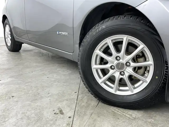 日産 ノート e－パワー X 福島県 2019(令1)年 2.7万km ダークメタルグレー 安全装備/・エマージェンシーブレーキ/・車線逸脱警報/・ハイビームアシスト/・インテリジェントルームミラー/・アラウンドビューモニター/・前後コーナーセンサー/・横滑り防止装置/純正７インチSDナビ/・フルセグTV/・CD/DVD/・Bluetooth/・SD/・AM/FM/・ステアリングスイッチ/前後ドライブレコーダー/ETC/ハロゲンヘッドライト/・オートライト/・ヘッドライトレベライザー/社外１４インチアルミホイール/純正フロアマット/アイドリングストップ/スマートキー/スペアキー１本/プッシュスタート/純正ドアバイザー/電動格納ミラー/ウインカーミラー