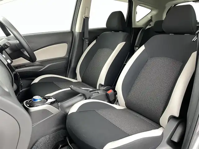 日産 ノート e－パワー X 福島県 2019(令1)年 2.7万km ダークメタルグレー 安全装備/・エマージェンシーブレーキ/・車線逸脱警報/・ハイビームアシスト/・インテリジェントルームミラー/・アラウンドビューモニター/・前後コーナーセンサー/・横滑り防止装置/純正７インチSDナビ/・フルセグTV/・CD/DVD/・Bluetooth/・SD/・AM/FM/・ステアリングスイッチ/前後ドライブレコーダー/ETC/ハロゲンヘッドライト/・オートライト/・ヘッドライトレベライザー/社外１４インチアルミホイール/純正フロアマット/アイドリングストップ/スマートキー/スペアキー１本/プッシュスタート/純正ドアバイザー/電動格納ミラー/ウインカーミラー