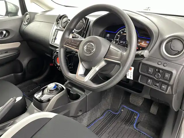 日産 ノート e－パワー X 福島県 2019(令1)年 2.7万km ダークメタルグレー 安全装備/・エマージェンシーブレーキ/・車線逸脱警報/・ハイビームアシスト/・インテリジェントルームミラー/・アラウンドビューモニター/・前後コーナーセンサー/・横滑り防止装置/純正７インチSDナビ/・フルセグTV/・CD/DVD/・Bluetooth/・SD/・AM/FM/・ステアリングスイッチ/前後ドライブレコーダー/ETC/ハロゲンヘッドライト/・オートライト/・ヘッドライトレベライザー/社外１４インチアルミホイール/純正フロアマット/アイドリングストップ/スマートキー/スペアキー１本/プッシュスタート/純正ドアバイザー/電動格納ミラー/ウインカーミラー