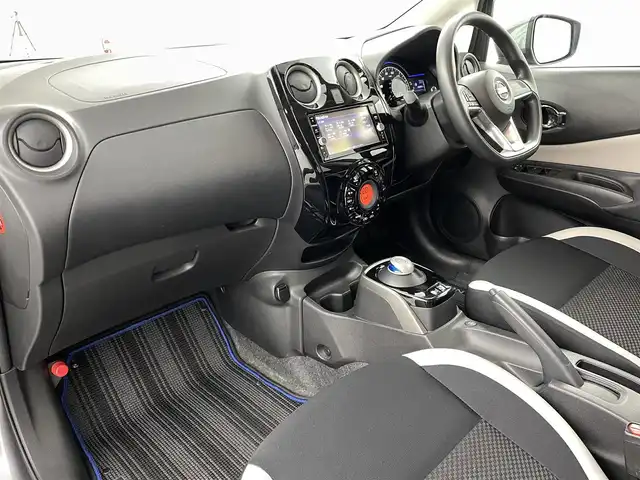 日産 ノート e－パワー X 福島県 2019(令1)年 2.7万km ダークメタルグレー 安全装備/・エマージェンシーブレーキ/・車線逸脱警報/・ハイビームアシスト/・インテリジェントルームミラー/・アラウンドビューモニター/・前後コーナーセンサー/・横滑り防止装置/純正７インチSDナビ/・フルセグTV/・CD/DVD/・Bluetooth/・SD/・AM/FM/・ステアリングスイッチ/前後ドライブレコーダー/ETC/ハロゲンヘッドライト/・オートライト/・ヘッドライトレベライザー/社外１４インチアルミホイール/純正フロアマット/アイドリングストップ/スマートキー/スペアキー１本/プッシュスタート/純正ドアバイザー/電動格納ミラー/ウインカーミラー