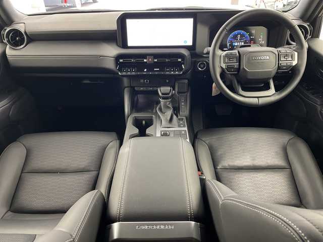 トヨタ ランドクルーザー ２５０ VX 兵庫県 2025(令7)年 1.1万km プラチナホワイトパールマイカ ・純正12.3インチディスプレイオーディオ/TV/Bluetooth/USB/HDMI/・パノラミックビューモニター/・ビルトインETC2.0/・サンルーフ/・デジタルインナーミラー/・Toyota　Safety　Sense/・プリクラッシュセーフティ/・緊急時操舵支援/・フロントクロストラフィックアラート/・レーンチェンジアシスト/・レーントレーシングアシスト/・レーンディパーチャーアラート/・レーダークルーズコントロール（全車速追従機能付）/・オートマチックハイビーム/・ロードサインアシスト/・ドライバー異常時対応システム/・プロアクティブドライビングアシスト/・発進遅れ告知機能/・丸目LEDヘッドライト/・アドバンスドドライブ/・本革シート/・運転席パワーシート/・前席シートヒーター/・前席ベンチレーション/・ステアリングヒーター/・パワーバックドア/・ルーフレール/・nanoeX/・スマートキー/・純正18インチアルミホイール