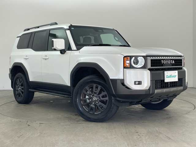 トヨタ ランドクルーザー ２５０ VX 兵庫県 2025(令7)年 1.1万km プラチナホワイトパールマイカ ・純正12.3インチディスプレイオーディオ/TV/Bluetooth/USB/HDMI/・パノラミックビューモニター/・ビルトインETC2.0/・サンルーフ/・デジタルインナーミラー/・Toyota　Safety　Sense/・プリクラッシュセーフティ/・緊急時操舵支援/・フロントクロストラフィックアラート/・レーンチェンジアシスト/・レーントレーシングアシスト/・レーンディパーチャーアラート/・レーダークルーズコントロール（全車速追従機能付）/・オートマチックハイビーム/・ロードサインアシスト/・ドライバー異常時対応システム/・プロアクティブドライビングアシスト/・発進遅れ告知機能/・丸目LEDヘッドライト/・アドバンスドドライブ/・本革シート/・運転席パワーシート/・前席シートヒーター/・前席ベンチレーション/・ステアリングヒーター/・パワーバックドア/・ルーフレール/・nanoeX/・スマートキー/・純正18インチアルミホイール