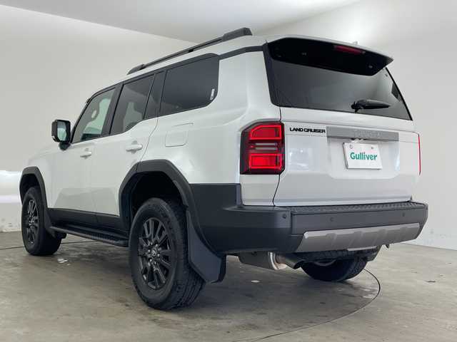 トヨタ ランドクルーザー ２５０ VX 兵庫県 2025(令7)年 1.1万km プラチナホワイトパールマイカ ・純正12.3インチディスプレイオーディオ/TV/Bluetooth/USB/HDMI/・パノラミックビューモニター/・ビルトインETC2.0/・サンルーフ/・デジタルインナーミラー/・Toyota　Safety　Sense/・プリクラッシュセーフティ/・緊急時操舵支援/・フロントクロストラフィックアラート/・レーンチェンジアシスト/・レーントレーシングアシスト/・レーンディパーチャーアラート/・レーダークルーズコントロール（全車速追従機能付）/・オートマチックハイビーム/・ロードサインアシスト/・ドライバー異常時対応システム/・プロアクティブドライビングアシスト/・発進遅れ告知機能/・丸目LEDヘッドライト/・アドバンスドドライブ/・本革シート/・運転席パワーシート/・前席シートヒーター/・前席ベンチレーション/・ステアリングヒーター/・パワーバックドア/・ルーフレール/・nanoeX/・スマートキー/・純正18インチアルミホイール