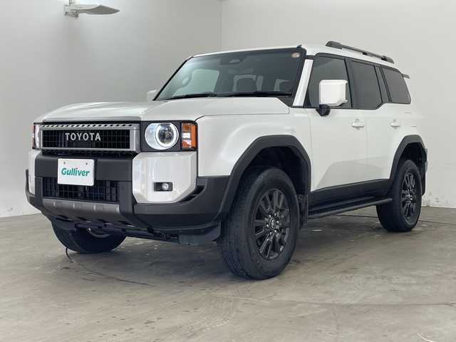 トヨタ ランドクルーザー ２５０ VX 兵庫県 2025(令7)年 1.1万km プラチナホワイトパールマイカ ・純正12.3インチディスプレイオーディオ/TV/Bluetooth/USB/HDMI/・パノラミックビューモニター/・ビルトインETC2.0/・サンルーフ/・デジタルインナーミラー/・Toyota　Safety　Sense/・プリクラッシュセーフティ/・緊急時操舵支援/・フロントクロストラフィックアラート/・レーンチェンジアシスト/・レーントレーシングアシスト/・レーンディパーチャーアラート/・レーダークルーズコントロール（全車速追従機能付）/・オートマチックハイビーム/・ロードサインアシスト/・ドライバー異常時対応システム/・プロアクティブドライビングアシスト/・発進遅れ告知機能/・丸目LEDヘッドライト/・アドバンスドドライブ/・本革シート/・運転席パワーシート/・前席シートヒーター/・前席ベンチレーション/・ステアリングヒーター/・パワーバックドア/・ルーフレール/・nanoeX/・スマートキー/・純正18インチアルミホイール