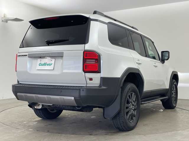 トヨタ ランドクルーザー ２５０ VX 兵庫県 2025(令7)年 1.1万km プラチナホワイトパールマイカ ・純正12.3インチディスプレイオーディオ/TV/Bluetooth/USB/HDMI/・パノラミックビューモニター/・ビルトインETC2.0/・サンルーフ/・デジタルインナーミラー/・Toyota　Safety　Sense/・プリクラッシュセーフティ/・緊急時操舵支援/・フロントクロストラフィックアラート/・レーンチェンジアシスト/・レーントレーシングアシスト/・レーンディパーチャーアラート/・レーダークルーズコントロール（全車速追従機能付）/・オートマチックハイビーム/・ロードサインアシスト/・ドライバー異常時対応システム/・プロアクティブドライビングアシスト/・発進遅れ告知機能/・丸目LEDヘッドライト/・アドバンスドドライブ/・本革シート/・運転席パワーシート/・前席シートヒーター/・前席ベンチレーション/・ステアリングヒーター/・パワーバックドア/・ルーフレール/・nanoeX/・スマートキー/・純正18インチアルミホイール