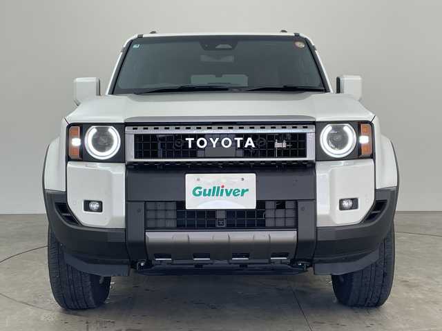 トヨタ ランドクルーザー ２５０ VX 兵庫県 2025(令7)年 1.1万km プラチナホワイトパールマイカ ・純正12.3インチディスプレイオーディオ/TV/Bluetooth/USB/HDMI/・パノラミックビューモニター/・ビルトインETC2.0/・サンルーフ/・デジタルインナーミラー/・Toyota　Safety　Sense/・プリクラッシュセーフティ/・緊急時操舵支援/・フロントクロストラフィックアラート/・レーンチェンジアシスト/・レーントレーシングアシスト/・レーンディパーチャーアラート/・レーダークルーズコントロール（全車速追従機能付）/・オートマチックハイビーム/・ロードサインアシスト/・ドライバー異常時対応システム/・プロアクティブドライビングアシスト/・発進遅れ告知機能/・丸目LEDヘッドライト/・アドバンスドドライブ/・本革シート/・運転席パワーシート/・前席シートヒーター/・前席ベンチレーション/・ステアリングヒーター/・パワーバックドア/・ルーフレール/・nanoeX/・スマートキー/・純正18インチアルミホイール