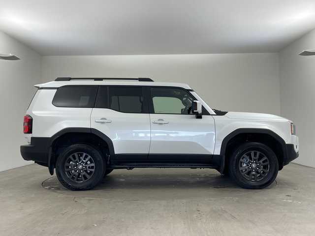 トヨタ ランドクルーザー ２５０ VX 兵庫県 2025(令7)年 1.1万km プラチナホワイトパールマイカ ・純正12.3インチディスプレイオーディオ/TV/Bluetooth/USB/HDMI/・パノラミックビューモニター/・ビルトインETC2.0/・サンルーフ/・デジタルインナーミラー/・Toyota　Safety　Sense/・プリクラッシュセーフティ/・緊急時操舵支援/・フロントクロストラフィックアラート/・レーンチェンジアシスト/・レーントレーシングアシスト/・レーンディパーチャーアラート/・レーダークルーズコントロール（全車速追従機能付）/・オートマチックハイビーム/・ロードサインアシスト/・ドライバー異常時対応システム/・プロアクティブドライビングアシスト/・発進遅れ告知機能/・丸目LEDヘッドライト/・アドバンスドドライブ/・本革シート/・運転席パワーシート/・前席シートヒーター/・前席ベンチレーション/・ステアリングヒーター/・パワーバックドア/・ルーフレール/・nanoeX/・スマートキー/・純正18インチアルミホイール