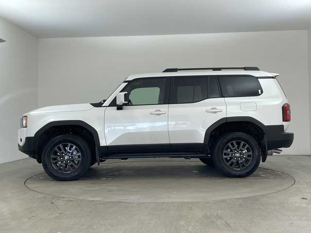 トヨタ ランドクルーザー ２５０ VX 兵庫県 2025(令7)年 1.1万km プラチナホワイトパールマイカ ・純正12.3インチディスプレイオーディオ/TV/Bluetooth/USB/HDMI/・パノラミックビューモニター/・ビルトインETC2.0/・サンルーフ/・デジタルインナーミラー/・Toyota　Safety　Sense/・プリクラッシュセーフティ/・緊急時操舵支援/・フロントクロストラフィックアラート/・レーンチェンジアシスト/・レーントレーシングアシスト/・レーンディパーチャーアラート/・レーダークルーズコントロール（全車速追従機能付）/・オートマチックハイビーム/・ロードサインアシスト/・ドライバー異常時対応システム/・プロアクティブドライビングアシスト/・発進遅れ告知機能/・丸目LEDヘッドライト/・アドバンスドドライブ/・本革シート/・運転席パワーシート/・前席シートヒーター/・前席ベンチレーション/・ステアリングヒーター/・パワーバックドア/・ルーフレール/・nanoeX/・スマートキー/・純正18インチアルミホイール