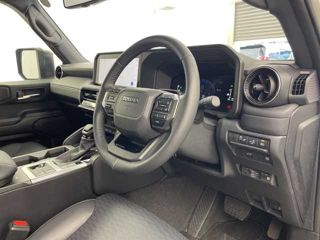 トヨタ ランドクルーザー ２５０ VX 兵庫県 2025(令7)年 1.1万km プラチナホワイトパールマイカ ・純正12.3インチディスプレイオーディオ/TV/Bluetooth/USB/HDMI/・パノラミックビューモニター/・ビルトインETC2.0/・サンルーフ/・デジタルインナーミラー/・Toyota　Safety　Sense/・プリクラッシュセーフティ/・緊急時操舵支援/・フロントクロストラフィックアラート/・レーンチェンジアシスト/・レーントレーシングアシスト/・レーンディパーチャーアラート/・レーダークルーズコントロール（全車速追従機能付）/・オートマチックハイビーム/・ロードサインアシスト/・ドライバー異常時対応システム/・プロアクティブドライビングアシスト/・発進遅れ告知機能/・丸目LEDヘッドライト/・アドバンスドドライブ/・本革シート/・運転席パワーシート/・前席シートヒーター/・前席ベンチレーション/・ステアリングヒーター/・パワーバックドア/・ルーフレール/・nanoeX/・スマートキー/・純正18インチアルミホイール