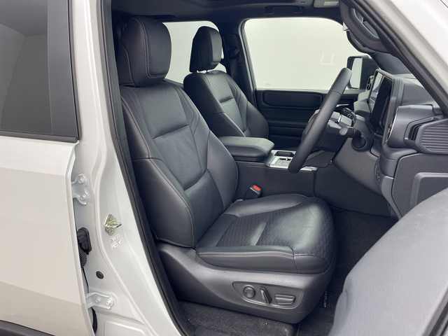 トヨタ ランドクルーザー ２５０ VX 兵庫県 2025(令7)年 1.1万km プラチナホワイトパールマイカ ・純正12.3インチディスプレイオーディオ/TV/Bluetooth/USB/HDMI/・パノラミックビューモニター/・ビルトインETC2.0/・サンルーフ/・デジタルインナーミラー/・Toyota　Safety　Sense/・プリクラッシュセーフティ/・緊急時操舵支援/・フロントクロストラフィックアラート/・レーンチェンジアシスト/・レーントレーシングアシスト/・レーンディパーチャーアラート/・レーダークルーズコントロール（全車速追従機能付）/・オートマチックハイビーム/・ロードサインアシスト/・ドライバー異常時対応システム/・プロアクティブドライビングアシスト/・発進遅れ告知機能/・丸目LEDヘッドライト/・アドバンスドドライブ/・本革シート/・運転席パワーシート/・前席シートヒーター/・前席ベンチレーション/・ステアリングヒーター/・パワーバックドア/・ルーフレール/・nanoeX/・スマートキー/・純正18インチアルミホイール