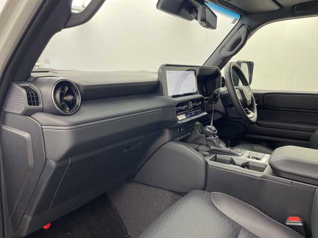 トヨタ ランドクルーザー ２５０ VX 兵庫県 2025(令7)年 1.1万km プラチナホワイトパールマイカ ・純正12.3インチディスプレイオーディオ/TV/Bluetooth/USB/HDMI/・パノラミックビューモニター/・ビルトインETC2.0/・サンルーフ/・デジタルインナーミラー/・Toyota　Safety　Sense/・プリクラッシュセーフティ/・緊急時操舵支援/・フロントクロストラフィックアラート/・レーンチェンジアシスト/・レーントレーシングアシスト/・レーンディパーチャーアラート/・レーダークルーズコントロール（全車速追従機能付）/・オートマチックハイビーム/・ロードサインアシスト/・ドライバー異常時対応システム/・プロアクティブドライビングアシスト/・発進遅れ告知機能/・丸目LEDヘッドライト/・アドバンスドドライブ/・本革シート/・運転席パワーシート/・前席シートヒーター/・前席ベンチレーション/・ステアリングヒーター/・パワーバックドア/・ルーフレール/・nanoeX/・スマートキー/・純正18インチアルミホイール