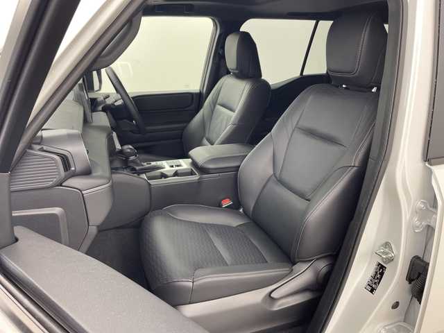 トヨタ ランドクルーザー ２５０ VX 兵庫県 2025(令7)年 1.1万km プラチナホワイトパールマイカ ・純正12.3インチディスプレイオーディオ/TV/Bluetooth/USB/HDMI/・パノラミックビューモニター/・ビルトインETC2.0/・サンルーフ/・デジタルインナーミラー/・Toyota　Safety　Sense/・プリクラッシュセーフティ/・緊急時操舵支援/・フロントクロストラフィックアラート/・レーンチェンジアシスト/・レーントレーシングアシスト/・レーンディパーチャーアラート/・レーダークルーズコントロール（全車速追従機能付）/・オートマチックハイビーム/・ロードサインアシスト/・ドライバー異常時対応システム/・プロアクティブドライビングアシスト/・発進遅れ告知機能/・丸目LEDヘッドライト/・アドバンスドドライブ/・本革シート/・運転席パワーシート/・前席シートヒーター/・前席ベンチレーション/・ステアリングヒーター/・パワーバックドア/・ルーフレール/・nanoeX/・スマートキー/・純正18インチアルミホイール