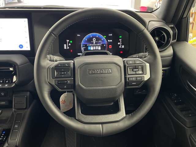 トヨタ ランドクルーザー ２５０ VX 兵庫県 2025(令7)年 1.1万km プラチナホワイトパールマイカ ・純正12.3インチディスプレイオーディオ/TV/Bluetooth/USB/HDMI/・パノラミックビューモニター/・ビルトインETC2.0/・サンルーフ/・デジタルインナーミラー/・Toyota　Safety　Sense/・プリクラッシュセーフティ/・緊急時操舵支援/・フロントクロストラフィックアラート/・レーンチェンジアシスト/・レーントレーシングアシスト/・レーンディパーチャーアラート/・レーダークルーズコントロール（全車速追従機能付）/・オートマチックハイビーム/・ロードサインアシスト/・ドライバー異常時対応システム/・プロアクティブドライビングアシスト/・発進遅れ告知機能/・丸目LEDヘッドライト/・アドバンスドドライブ/・本革シート/・運転席パワーシート/・前席シートヒーター/・前席ベンチレーション/・ステアリングヒーター/・パワーバックドア/・ルーフレール/・nanoeX/・スマートキー/・純正18インチアルミホイール