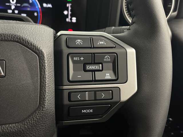 トヨタ ランドクルーザー ２５０ VX 兵庫県 2025(令7)年 1.1万km プラチナホワイトパールマイカ ・純正12.3インチディスプレイオーディオ/TV/Bluetooth/USB/HDMI/・パノラミックビューモニター/・ビルトインETC2.0/・サンルーフ/・デジタルインナーミラー/・Toyota　Safety　Sense/・プリクラッシュセーフティ/・緊急時操舵支援/・フロントクロストラフィックアラート/・レーンチェンジアシスト/・レーントレーシングアシスト/・レーンディパーチャーアラート/・レーダークルーズコントロール（全車速追従機能付）/・オートマチックハイビーム/・ロードサインアシスト/・ドライバー異常時対応システム/・プロアクティブドライビングアシスト/・発進遅れ告知機能/・丸目LEDヘッドライト/・アドバンスドドライブ/・本革シート/・運転席パワーシート/・前席シートヒーター/・前席ベンチレーション/・ステアリングヒーター/・パワーバックドア/・ルーフレール/・nanoeX/・スマートキー/・純正18インチアルミホイール