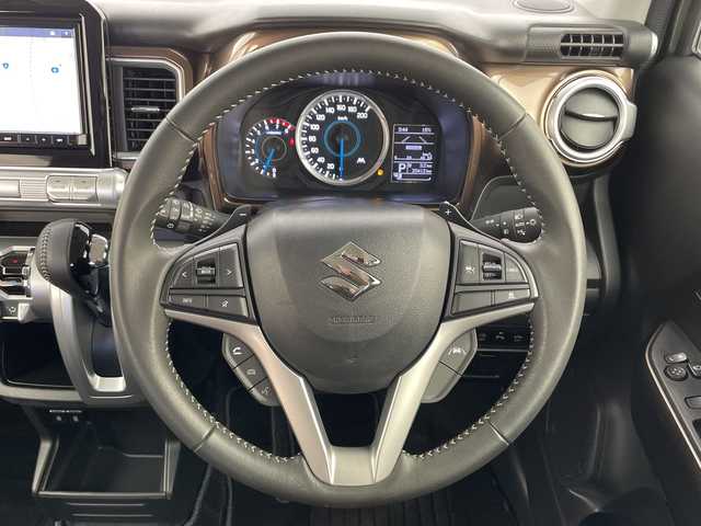 スズキ クロスビー HYBRID MZ 富山県 2023(令5)年 2.1万km タフカーキパールメタリック 純正8型ナビ（AM/FM/DVD/BT/フルセグ）/全方位カメラ/前後ドライブレコーダー/ビルトインETC/ハーフレザーシート/D/N席シートヒーター/衝突被害軽減システム/レーダークルーズコントロール/レーンキープアシスト/コーナーセンサー/横滑り防止装置/アイドリングストップ/オートLEDライト/フォグライト/純正アルミホイール/純正フロアマット/革巻きステアリング/ステアリングスイッチ/パドルシフト/スマートキー/スペアキー