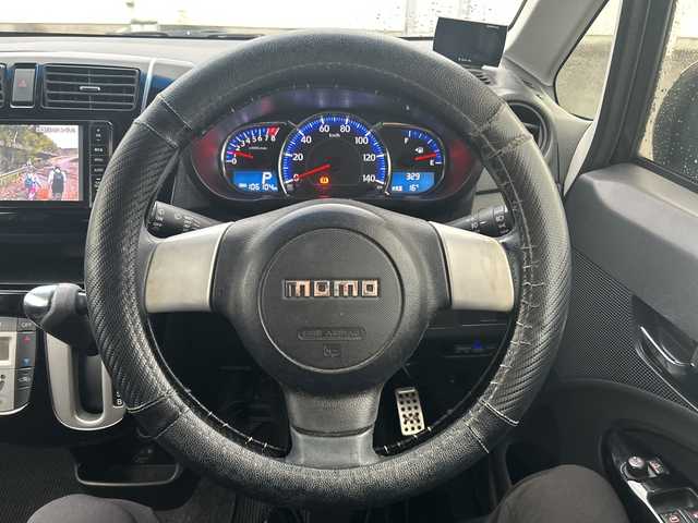 ダイハツ ムーヴ カスタム RS 三重県 2013(平25)年 10.6万km ブラックマイカメタリック 登録時106104km/社外ナビ/（AM/FM/TV/Bluetooth）/フルセグTV/バックカメラ/ETC/オートライト/MOMOステアリング/プッシュスタート/純正アルミ/純正フロアマット