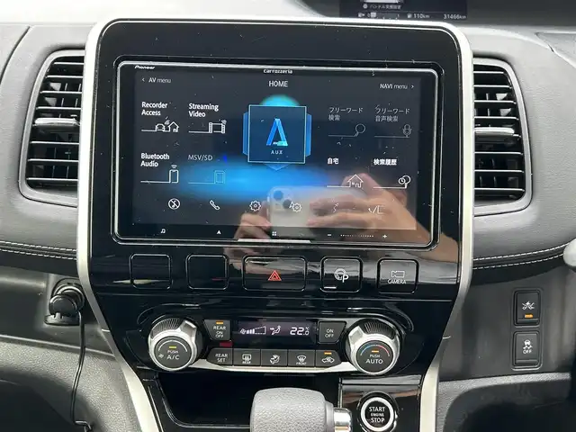 日産 セレナ ハイウェイスター Vセレクション 埼玉県 2017(平29)年 3.2万km ブリリアントホワイトパール ワンオーナー/社外ナビ/・フルセグテレビ/・DVD再生有/・AUX接続/・Bluetooth接続/・ストリーミング/・FM/AMラジオ/・AVIC-CQ911/後席フリップダウンモニター/アラウンドビューモニター/・フロントビュー/リヤビュー/・トップビュー/ETC/前方ドラレコ/プロパイロット/・インテリジェントクルーズコントロール/パーキングアシスト（自動駐車）/LDW（車線逸脱警報）/LDP（車線逸脱防止支援システム）/衝突被害軽減システム/プッシュスタート/オートライト/セーフティーシールド/電動パーキングブレーキ/AUTO　HOLD/WAC/USB入力/ドアバイザー/デジタルインナーミラー/両側パワースライドドア/ETC/純正スタッドレスタイヤ４本