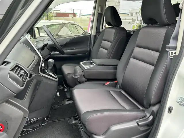 日産 セレナ ハイウェイスター Vセレクション 埼玉県 2017(平29)年 3.2万km ブリリアントホワイトパール ワンオーナー/社外ナビ/・フルセグテレビ/・DVD再生有/・AUX接続/・Bluetooth接続/・ストリーミング/・FM/AMラジオ/・AVIC-CQ911/後席フリップダウンモニター/アラウンドビューモニター/・フロントビュー/リヤビュー/・トップビュー/ETC/前方ドラレコ/プロパイロット/・インテリジェントクルーズコントロール/パーキングアシスト（自動駐車）/LDW（車線逸脱警報）/LDP（車線逸脱防止支援システム）/衝突被害軽減システム/プッシュスタート/オートライト/セーフティーシールド/電動パーキングブレーキ/AUTO　HOLD/WAC/USB入力/ドアバイザー/デジタルインナーミラー/両側パワースライドドア/ETC/純正スタッドレスタイヤ４本