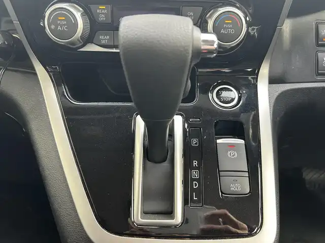 日産 セレナ ハイウェイスター Vセレクション 埼玉県 2017(平29)年 3.2万km ブリリアントホワイトパール ワンオーナー/社外ナビ/・フルセグテレビ/・DVD再生有/・AUX接続/・Bluetooth接続/・ストリーミング/・FM/AMラジオ/・AVIC-CQ911/後席フリップダウンモニター/アラウンドビューモニター/・フロントビュー/リヤビュー/・トップビュー/ETC/前方ドラレコ/プロパイロット/・インテリジェントクルーズコントロール/パーキングアシスト（自動駐車）/LDW（車線逸脱警報）/LDP（車線逸脱防止支援システム）/衝突被害軽減システム/プッシュスタート/オートライト/セーフティーシールド/電動パーキングブレーキ/AUTO　HOLD/WAC/USB入力/ドアバイザー/デジタルインナーミラー/両側パワースライドドア/ETC/純正スタッドレスタイヤ４本