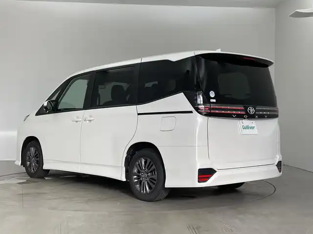 トヨタ ヴォクシー S－G 埼玉県 2024(令6)年 1.1万km ホワイトパールクリスタルシャイン 純正ディスプレイオーディオ/Bluetooth/Miracast/バックカメラ/両側パワースライド/ビルドインETC/追従クルーズコントロール/ヘッドランプレベライザー/電動パーキングブレーキ/オートブレーキホールド/ステアリングスイッチ/オートマチックハイビーム/コーナーセンサー/ドライブレコーダー/純正フロアマット/プッシュスタート/スマートキー