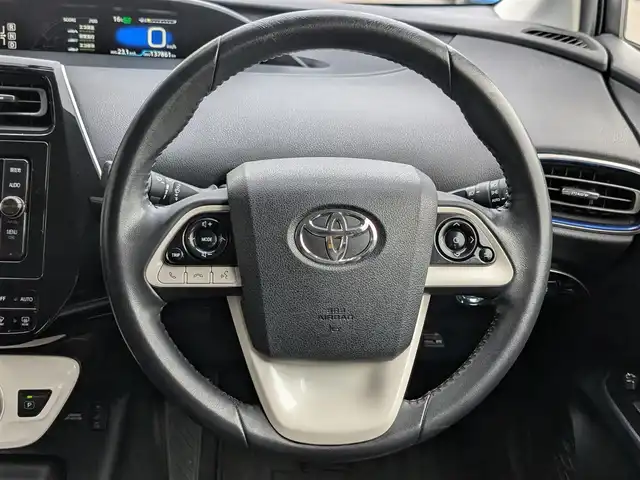 トヨタ プリウス S ツーリングセレクション 栃木県 2016(平28)年 13.8万km シルバーM (株)IDOMが運営する【じしゃロン宇都宮店】の自社ローン対象車両になります。こちらは現金またはオートローンご利用時の価格です。自社ローンご希望の方は別途その旨お申付け下さい/純正SDナビ/CD/DVD/BT/TV/バックカメラ/ETC/ドライブレコーダー/プッシュスタート/スマートキー/純正17インチAW/ステアリングスイッチ/ドアバイザー/ドアミラーウインカー/電格ミラー