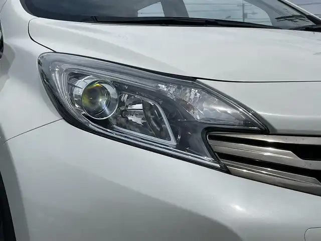 日産 ノート ライダー ブラックライン 茨城県 2015(平27)年 1万km ブリリアントホワイトパール 純正ナビ/【ウォークマン・USB・SD・ラジオ・TV・BT・ＣＤ・ＤＶＤ・iPod・VTR・AUX】/前方ドラレコ/Bカメラ/ETC/アイドリングストップ/横滑り防止装置/衝突被害軽減システム/オートライト/LEDライト/ステリモ/オートエアコン/純正フロアマット/純正アルミホイール