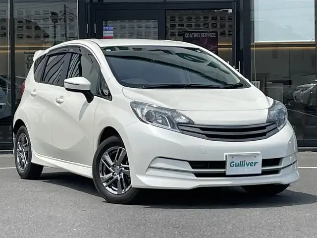 日産 ノート ライダー ブラックライン 茨城県 2015(平27)年 1万km ブリリアントホワイトパール 純正ナビ/【ウォークマン・USB・SD・ラジオ・TV・BT・ＣＤ・ＤＶＤ・iPod・VTR・AUX】/前方ドラレコ/Bカメラ/ETC/アイドリングストップ/横滑り防止装置/衝突被害軽減システム/オートライト/LEDライト/ステリモ/オートエアコン/純正フロアマット/純正アルミホイール