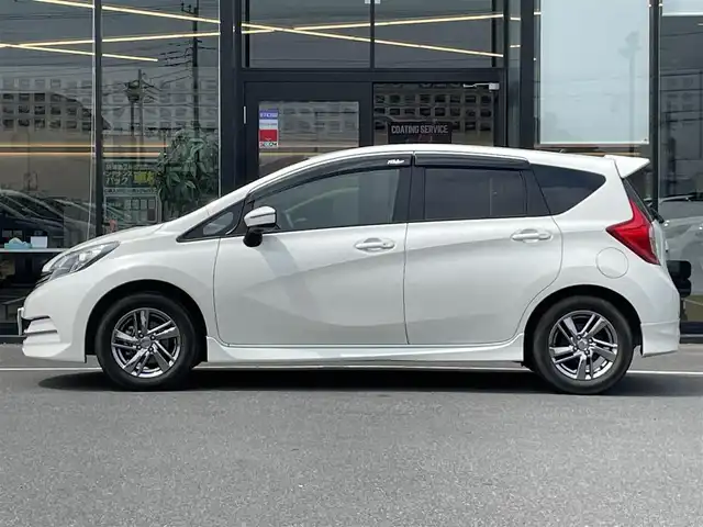 日産 ノート ライダー ブラックライン 茨城県 2015(平27)年 1万km ブリリアントホワイトパール 純正ナビ/【ウォークマン・USB・SD・ラジオ・TV・BT・ＣＤ・ＤＶＤ・iPod・VTR・AUX】/前方ドラレコ/Bカメラ/ETC/アイドリングストップ/横滑り防止装置/衝突被害軽減システム/オートライト/LEDライト/ステリモ/オートエアコン/純正フロアマット/純正アルミホイール