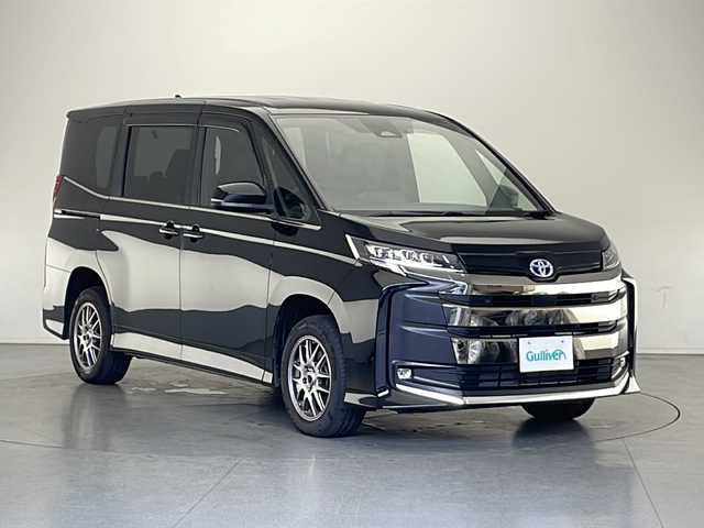 トヨタ ノア ハイブリッド S－Z 長野県 2022(令4)年 2.2万km アティチュードブラックマイカ 4WD/純正SDナビ/Bluetooth/CD/DVD/フルセグTV/バックカメラ/ETC2.0/社外前後ドラレコ/両側パワースライドドア/横滑り防止装置/衝突被害軽減システム/純正ドアバイザー/社外16インチAW付サマータイヤ装着/社外16インチAW付スタッドレスタイヤ積込/純正ドアバイザー/コーナーセンサー/シートヒーター（運転席、助手席）/2列目サンシェード/ステアリングスイッチ/フォグランプ/LEDヘッドライト/スマートキー