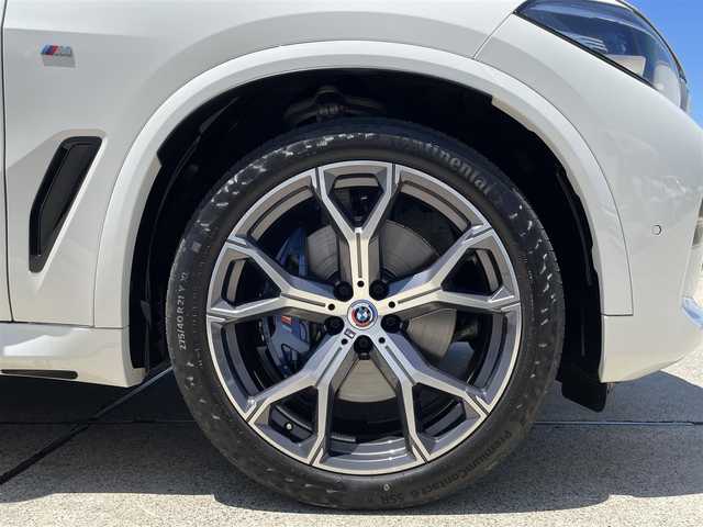 ＢＭＷ ＢＭＷ Ｘ５ xDrive 35d Mスポーツ 東京都 2023(令5)年 1.4万km アルピンホワイトⅢ インテリジェントセーフティ/正面・側面衝突警告/車線逸脱警告/ステアリングサポート/アクティブPDC/ACC/アシストドライブ/ステアリングヒーター/レザーシート/前後シートヒーター/前席エアシート/前席マッサージシート/純正メモリーナビ/360°カメラ/フルセグ/HUD/ジェスチャーコントロール/アームレストヒーター/ウッドパネル/LEDヘッドライト/AHB/パワーリアゲート/ワイヤレス充電/オートホールド/ミラーETC/前後ドライブレコーダー/コンフォートアクセス/電動チルトステアリング/パドルシフト/アンビエントライト/パークベンチレーション/前後エンブレム・アルミホイールセンターキャップ記念バッジ