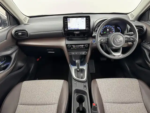 トヨタ ヤリスクロス ハイブリッド Z 福岡県 2021(令3)年 2.8万km ブラックマイカ 純正８型ＤＡナビ　/全方位カメラ　/ビルトインＥＴＣ　/前後ドラレコ　/レーダークルコン　/コーナーセンサー　/衝突被害軽減ブレーキ　/レーンキープ　/ＢＳＭ　/ＰＫＳＢ　/ハーフレザー　/シートヒーター　/パワーバックドア