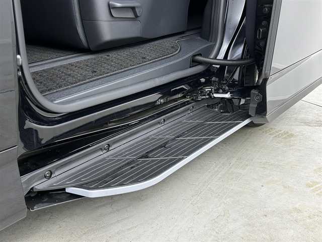 トヨタ ヴォクシー ハイブリッド S－Z 埼玉県 2024(令6)年 0.3万km アティチュードブラックマイカ ユニバーサルステップ　純正１０．５型ナビ　　ＣＤ　電動リアゲート　ＨＵＤ　ＢＳＭ　液晶ミラー　両側電動 シートヒーター　ステアリングヒーター　前後ドライブレコーダー　１００Ｖ電源 ステアリングヒーター