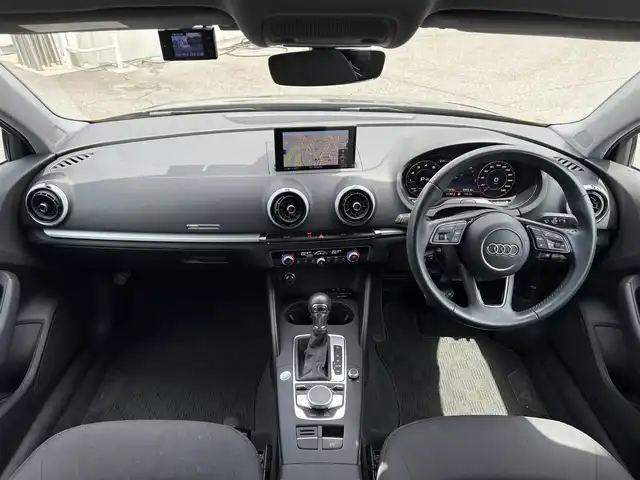 アウディ Ａ３ セダン 30TFSI シグネチャーED 愛知県 2020(令2)年 2.8万km ミトスブラックメタリック ナビプラスパッケージ/アシスタンスパッケージ/純正ナビ/（CD/DVD/USB/BT/AUX）/バックカメラ/衝突軽減ブレーキ/レーダークルーズ/ＬＫＡ/ＢＳＭ/ＬＥＤオートハイビーム/デジタルメーター/ＥＴＣ/電動パーキングブレーキ/スマートキー/プッシュスタート