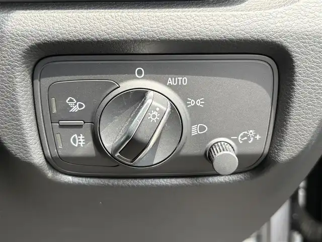 アウディ Ａ３ セダン 30TFSI シグネチャーED 愛知県 2020(令2)年 2.8万km ミトスブラックメタリック ナビプラスパッケージ/アシスタンスパッケージ/純正ナビ/（CD/DVD/USB/BT/AUX）/バックカメラ/衝突軽減ブレーキ/レーダークルーズ/ＬＫＡ/ＢＳＭ/ＬＥＤオートハイビーム/デジタルメーター/ＥＴＣ/電動パーキングブレーキ/スマートキー/プッシュスタート