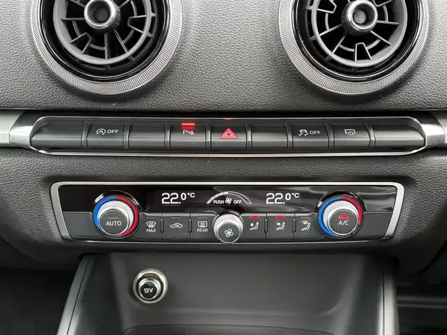 アウディ Ａ３ セダン 30TFSI シグネチャーED 愛知県 2020(令2)年 2.8万km ミトスブラックメタリック ナビプラスパッケージ/アシスタンスパッケージ/純正ナビ/（CD/DVD/USB/BT/AUX）/バックカメラ/衝突軽減ブレーキ/レーダークルーズ/ＬＫＡ/ＢＳＭ/ＬＥＤオートハイビーム/デジタルメーター/ＥＴＣ/電動パーキングブレーキ/スマートキー/プッシュスタート