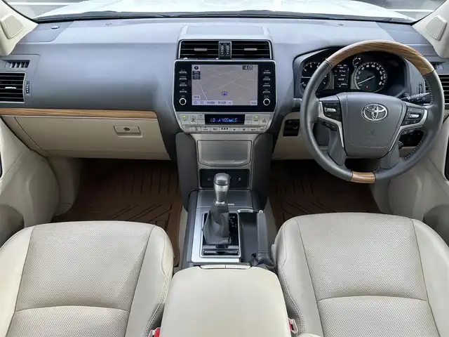 トヨタ ランドクルーザー プラド TX Lパッケージ 愛媛県 2023(令5)年 2.1万km ホワイトパールクリスタルシャイン 登録時走行距離：20800km/メーカーオプション純正メモリナビ/AM/FM/フルセグTV/Bluetooth/ETC/電動サードシート/パドルシフト/追従クルコン/レザーシート/シートヒーター/エアシート/衝突軽減システム/横滑り防止装置/盗難防止装置/レーンキープアシスト/LEDヘッドライト/オートライト/オートハイビーム/エンジンスタートボタン/スマートキー/スペアキー/純正アルミホイール/社外フロアマット