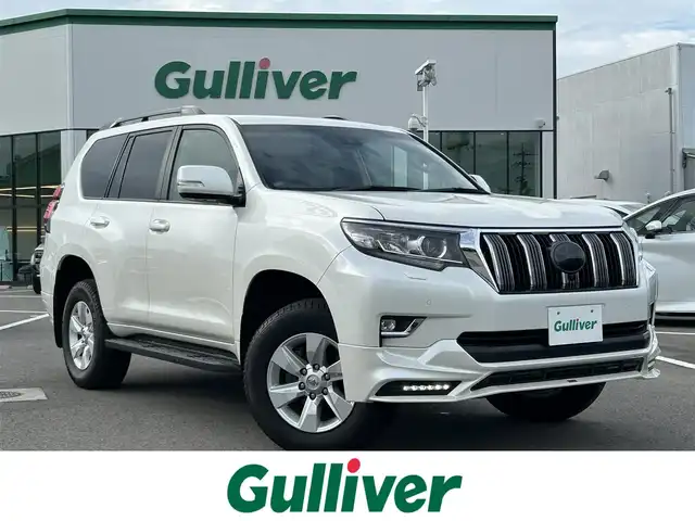 トヨタ ランドクルーザー プラド TX Lパッケージ 愛媛県 2023(令5)年 2.1万km ホワイトパールクリスタルシャイン 登録時走行距離：20800km/メーカーオプション純正メモリナビ/AM/FM/フルセグTV/Bluetooth/ETC/電動サードシート/パドルシフト/追従クルコン/レザーシート/シートヒーター/エアシート/衝突軽減システム/横滑り防止装置/盗難防止装置/レーンキープアシスト/LEDヘッドライト/オートライト/オートハイビーム/エンジンスタートボタン/スマートキー/スペアキー/純正アルミホイール/社外フロアマット