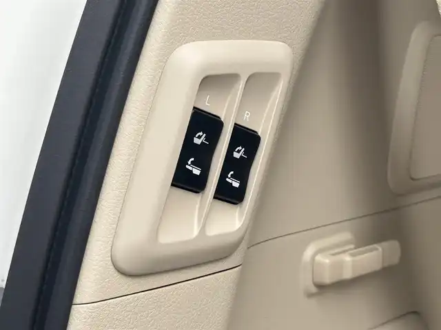 トヨタ ランドクルーザー プラド TX Lパッケージ 愛媛県 2023(令5)年 2.1万km ホワイトパールクリスタルシャイン 登録時走行距離：20800km/メーカーオプション純正メモリナビ/AM/FM/フルセグTV/Bluetooth/ETC/電動サードシート/パドルシフト/追従クルコン/レザーシート/シートヒーター/エアシート/衝突軽減システム/横滑り防止装置/盗難防止装置/レーンキープアシスト/LEDヘッドライト/オートライト/オートハイビーム/エンジンスタートボタン/スマートキー/スペアキー/純正アルミホイール/社外フロアマット