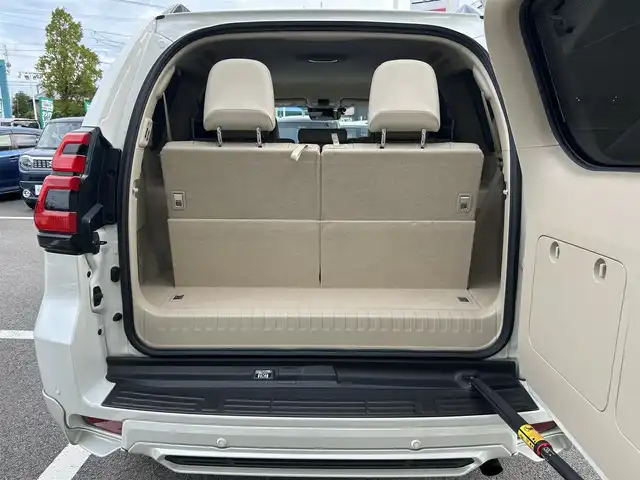 トヨタ ランドクルーザー プラド TX Lパッケージ 愛媛県 2023(令5)年 2.1万km ホワイトパールクリスタルシャイン 登録時走行距離：20800km/メーカーオプション純正メモリナビ/AM/FM/フルセグTV/Bluetooth/ETC/電動サードシート/パドルシフト/追従クルコン/レザーシート/シートヒーター/エアシート/衝突軽減システム/横滑り防止装置/盗難防止装置/レーンキープアシスト/LEDヘッドライト/オートライト/オートハイビーム/エンジンスタートボタン/スマートキー/スペアキー/純正アルミホイール/社外フロアマット