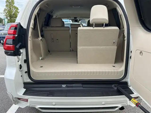 トヨタ ランドクルーザー プラド TX Lパッケージ 愛媛県 2023(令5)年 2.1万km ホワイトパールクリスタルシャイン 登録時走行距離：20800km/メーカーオプション純正メモリナビ/AM/FM/フルセグTV/Bluetooth/ETC/電動サードシート/パドルシフト/追従クルコン/レザーシート/シートヒーター/エアシート/衝突軽減システム/横滑り防止装置/盗難防止装置/レーンキープアシスト/LEDヘッドライト/オートライト/オートハイビーム/エンジンスタートボタン/スマートキー/スペアキー/純正アルミホイール/社外フロアマット