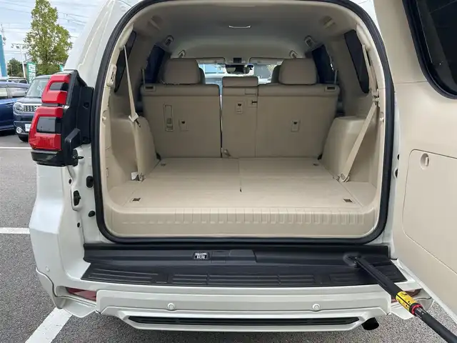 トヨタ ランドクルーザー プラド TX Lパッケージ 愛媛県 2023(令5)年 2.1万km ホワイトパールクリスタルシャイン 登録時走行距離：20800km/メーカーオプション純正メモリナビ/AM/FM/フルセグTV/Bluetooth/ETC/電動サードシート/パドルシフト/追従クルコン/レザーシート/シートヒーター/エアシート/衝突軽減システム/横滑り防止装置/盗難防止装置/レーンキープアシスト/LEDヘッドライト/オートライト/オートハイビーム/エンジンスタートボタン/スマートキー/スペアキー/純正アルミホイール/社外フロアマット