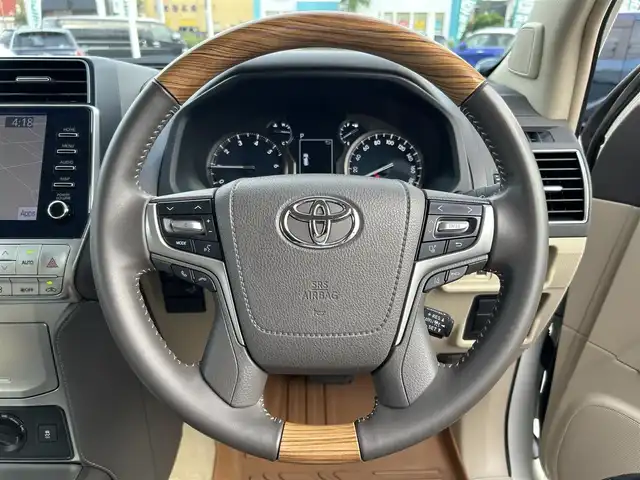 トヨタ ランドクルーザー プラド TX Lパッケージ 愛媛県 2023(令5)年 2.1万km ホワイトパールクリスタルシャイン 登録時走行距離：20800km/メーカーオプション純正メモリナビ/AM/FM/フルセグTV/Bluetooth/ETC/電動サードシート/パドルシフト/追従クルコン/レザーシート/シートヒーター/エアシート/衝突軽減システム/横滑り防止装置/盗難防止装置/レーンキープアシスト/LEDヘッドライト/オートライト/オートハイビーム/エンジンスタートボタン/スマートキー/スペアキー/純正アルミホイール/社外フロアマット