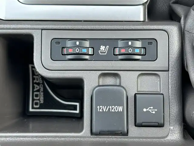 トヨタ ランドクルーザー プラド TX Lパッケージ 愛媛県 2023(令5)年 2.1万km ホワイトパールクリスタルシャイン 登録時走行距離：20800km/メーカーオプション純正メモリナビ/AM/FM/フルセグTV/Bluetooth/ETC/電動サードシート/パドルシフト/追従クルコン/レザーシート/シートヒーター/エアシート/衝突軽減システム/横滑り防止装置/盗難防止装置/レーンキープアシスト/LEDヘッドライト/オートライト/オートハイビーム/エンジンスタートボタン/スマートキー/スペアキー/純正アルミホイール/社外フロアマット